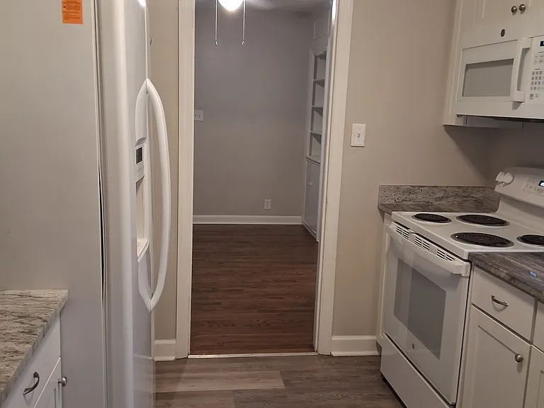 2000 Queens Ct — Photo 6