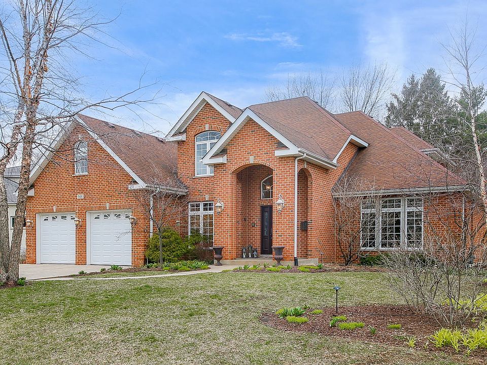 944 Clyde Ave has a 4 car garage!