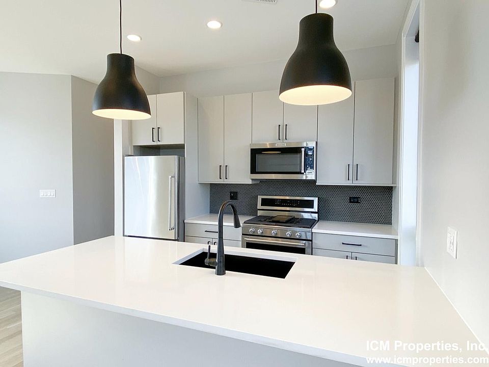 1st image of 1050 W Cornelia Ave #3F