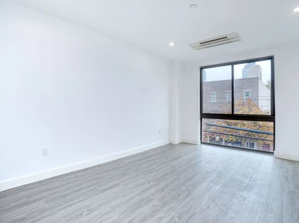 46-40 Vernon Boulevard image 2 of 14