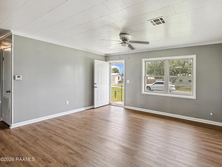 319 W Railroad Ave — Photo 5