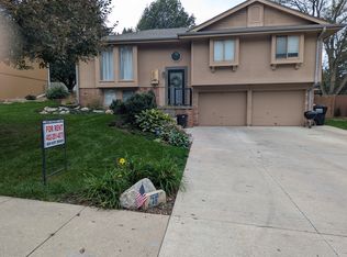 1004 Conestoga Rd, Papillion, NE 68046
