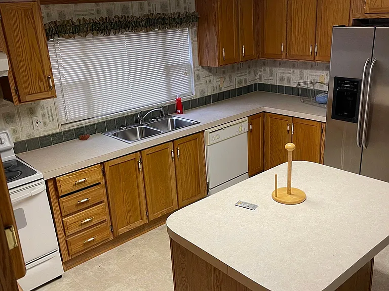 582 Arbor Dr SE — Photo 2