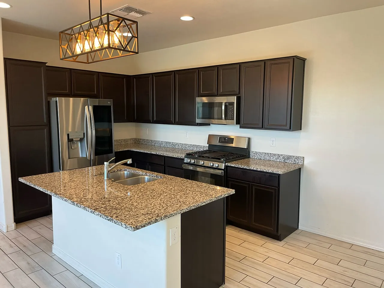 3 bed, 2.5 bath, 1646 sqft, $1,800 — Photo 1