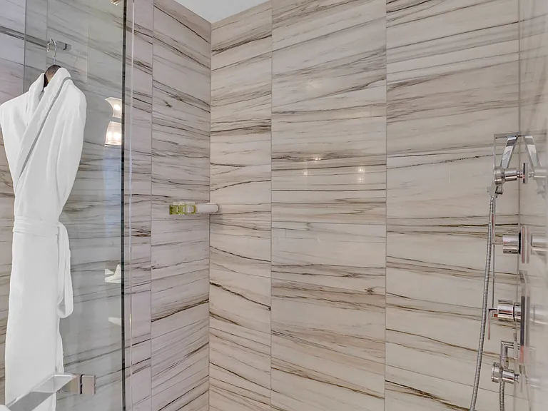 2201 Collins Ave #40 — Photo 6