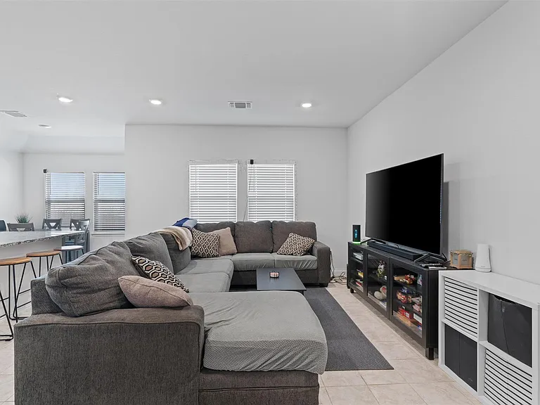 701 Taggart Trl — Photo 3