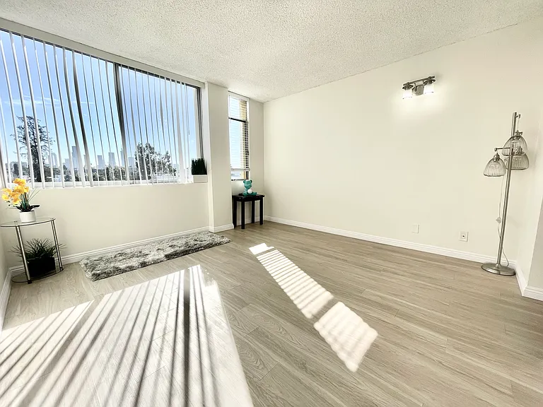 Occidental Towers Apartments — Photo 104