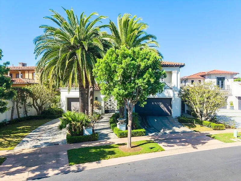 4 bed, 4.5 bath, 5000 sqft, $22,500 — Photo 3