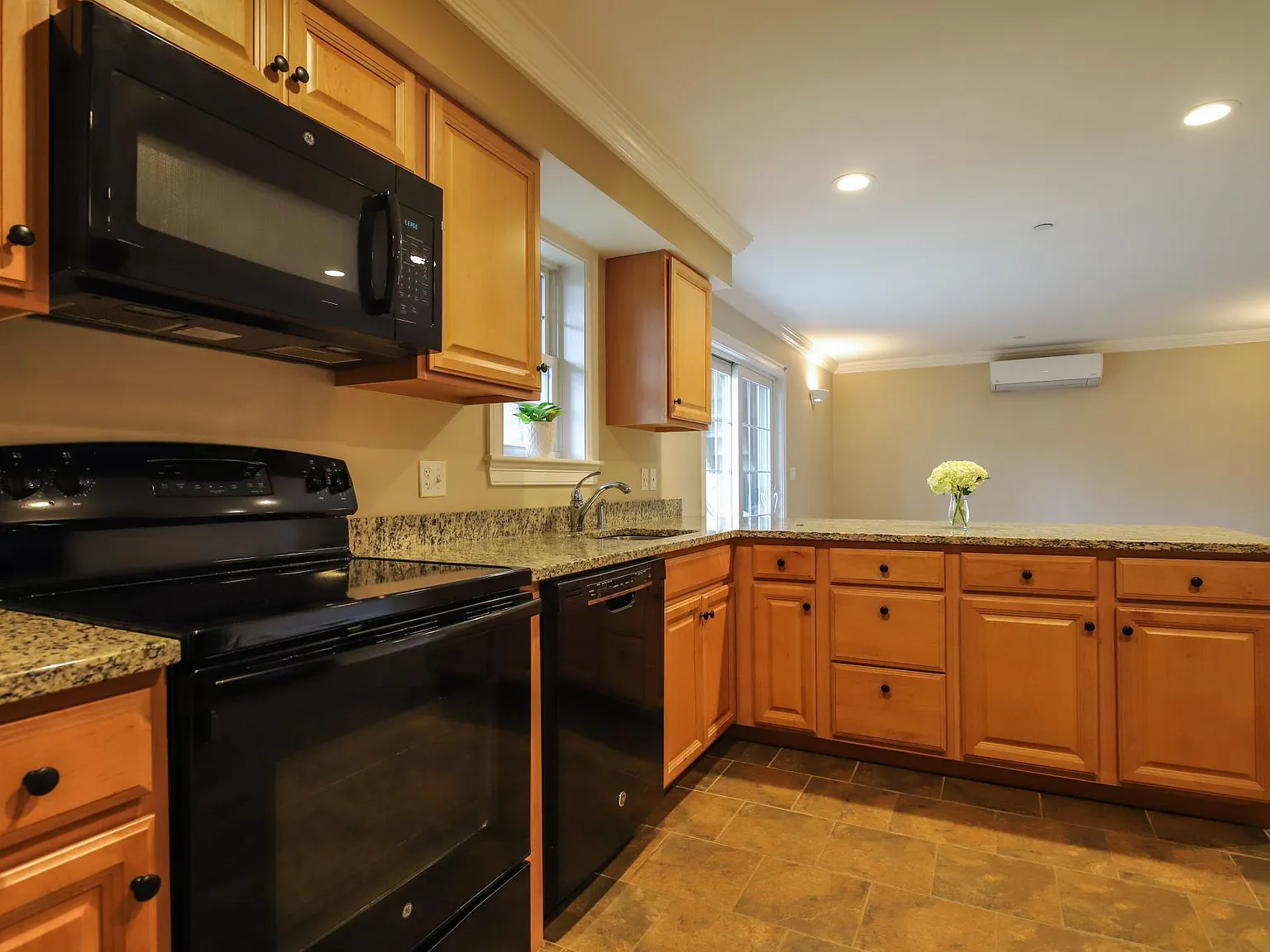 2 bed, 900 sqft, $2,400 — Photo 3