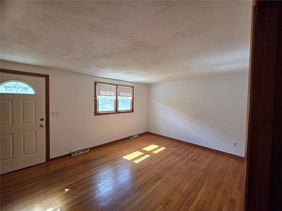 5th image of 91 Pepin St