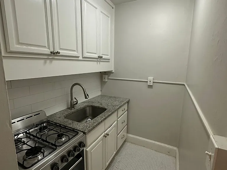 100B Howe St #208 — Photo 5