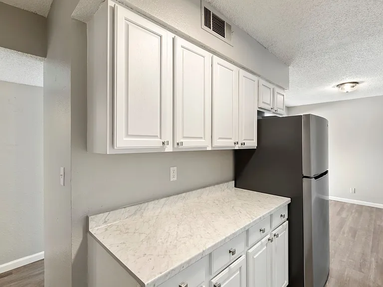 Crossroads Villa Apartments — Photo 24