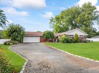 4 Marshmallow Dr, Commack, NY 11725