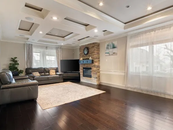 8363 Victoria Dr, Vancouver, BC V5P 4A8