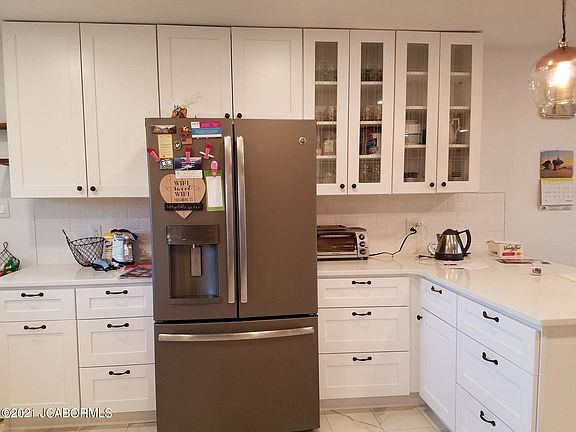 4th image of 2402 Oakview Dr