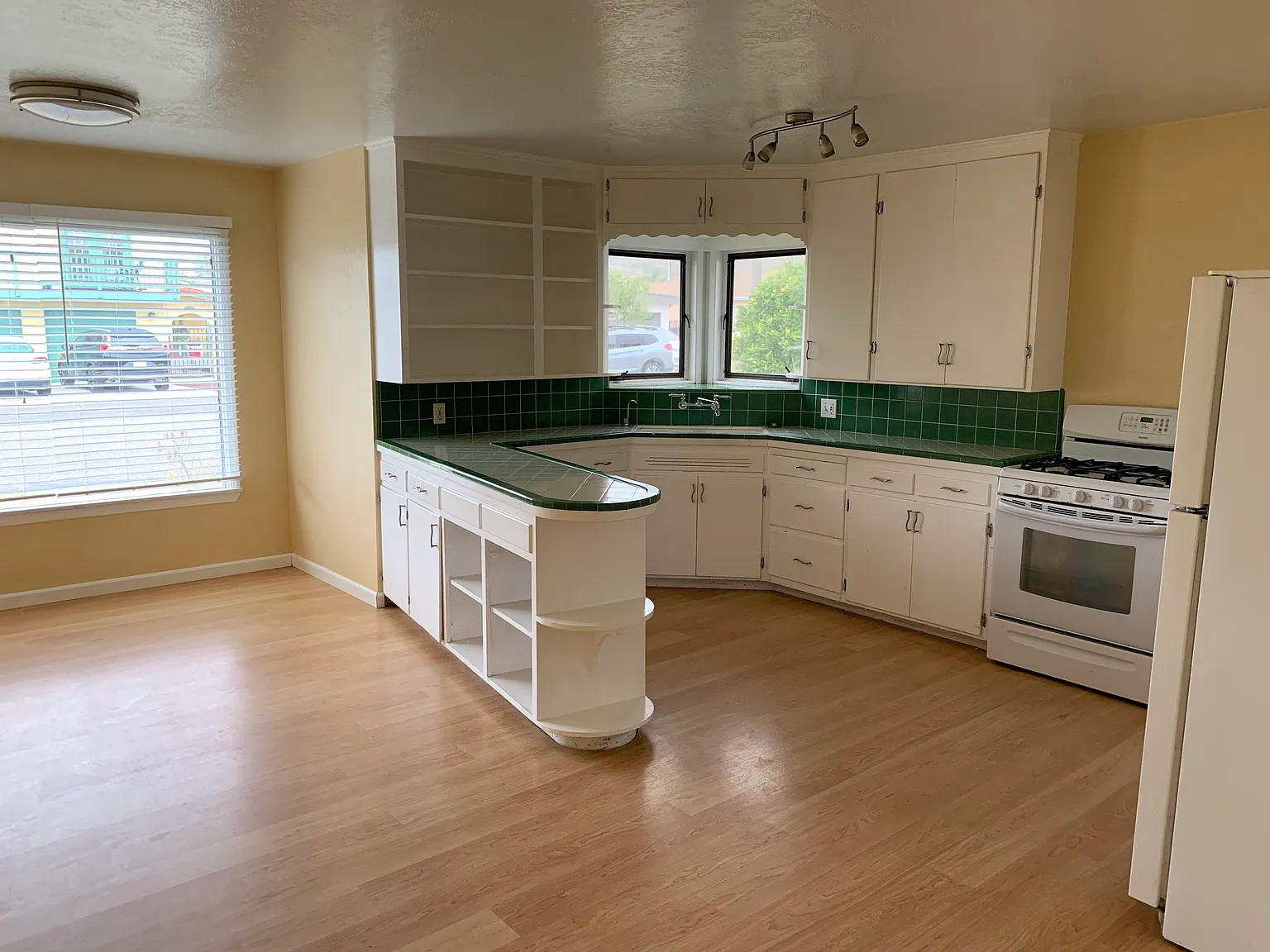 241 Pier Ave — Photo 2