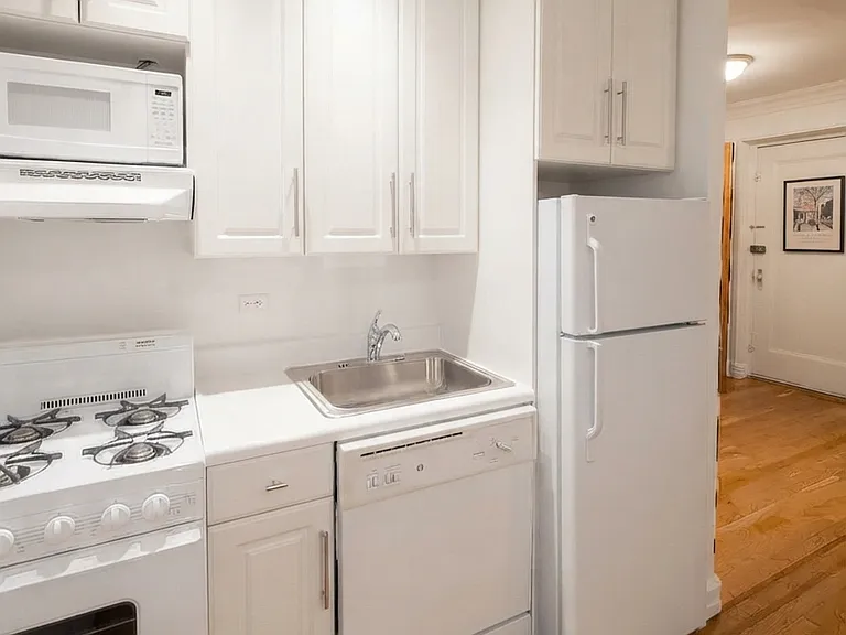 214 E 51st St #4K — Photo 2