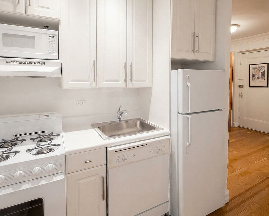 2nd image of 214 E 51st St APT 4K