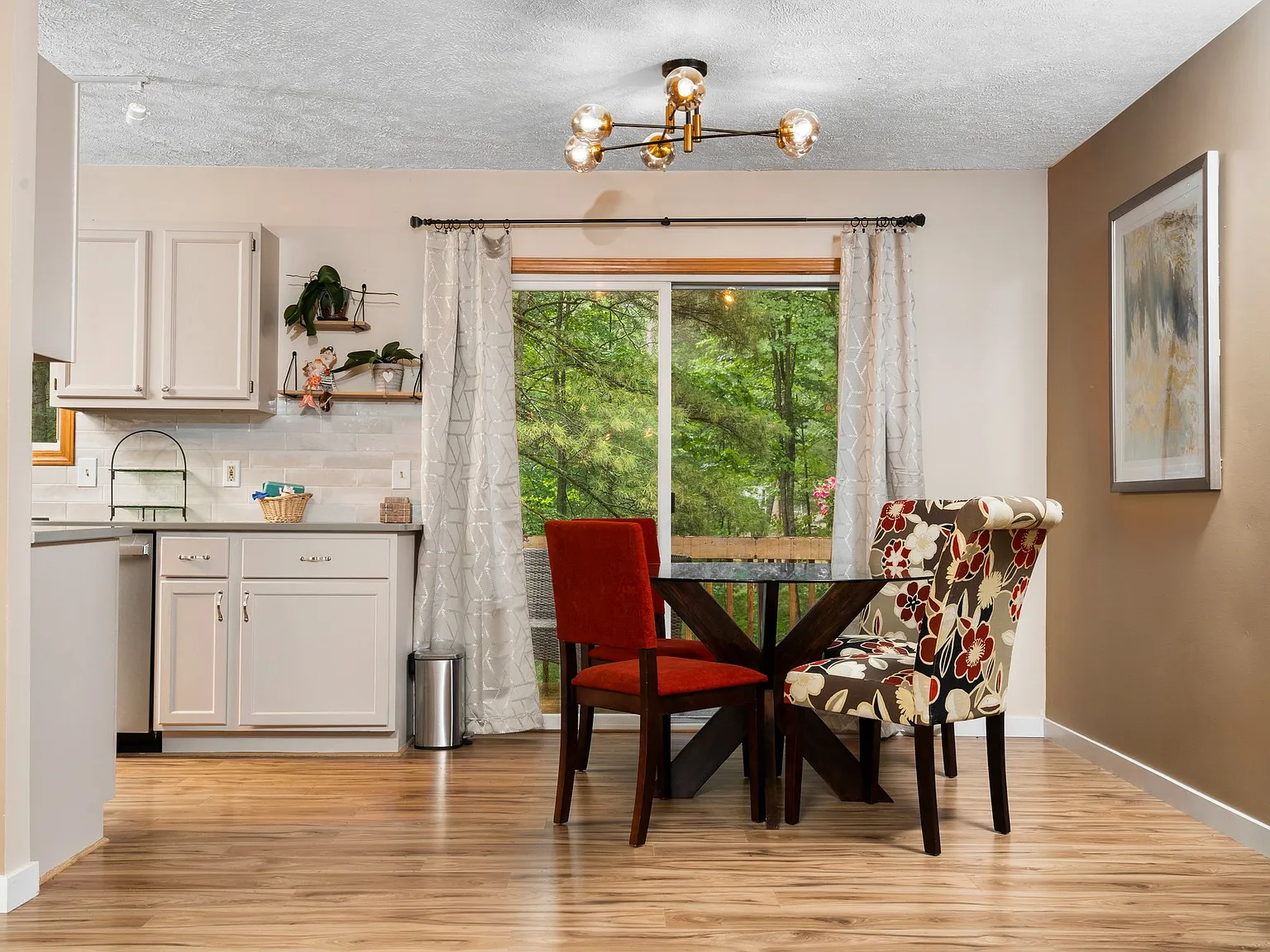 4 bed, 1900 sqft, $2,200 — Photo 4