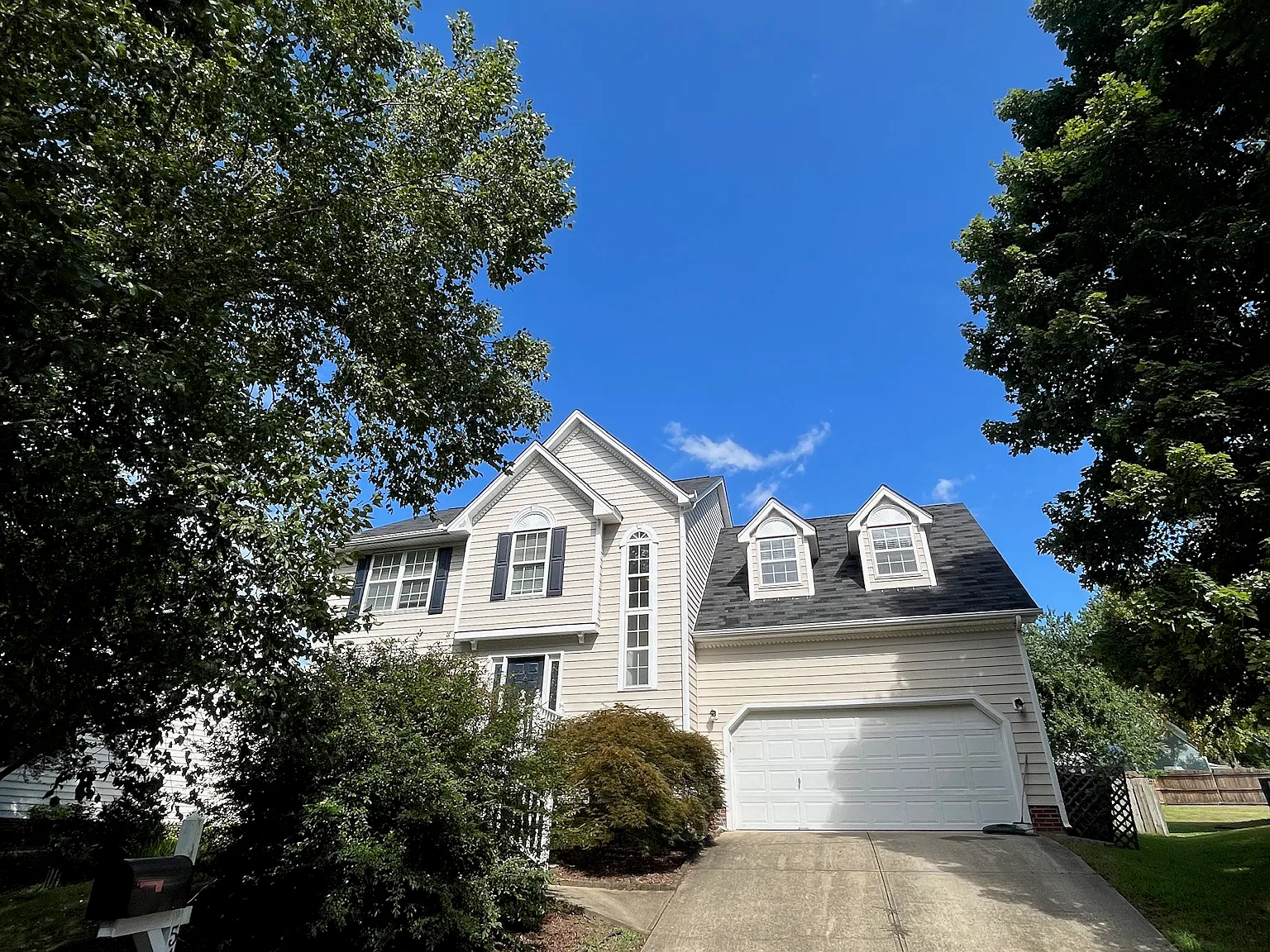 4 bed, 2.5 bath, 2400 sqft, $3,000 — Photo 1