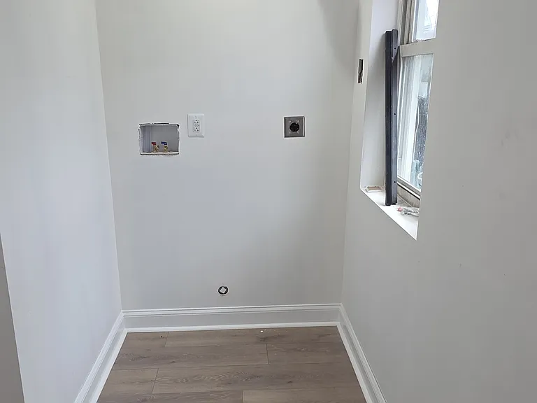 222 N Glover St — Photo 6