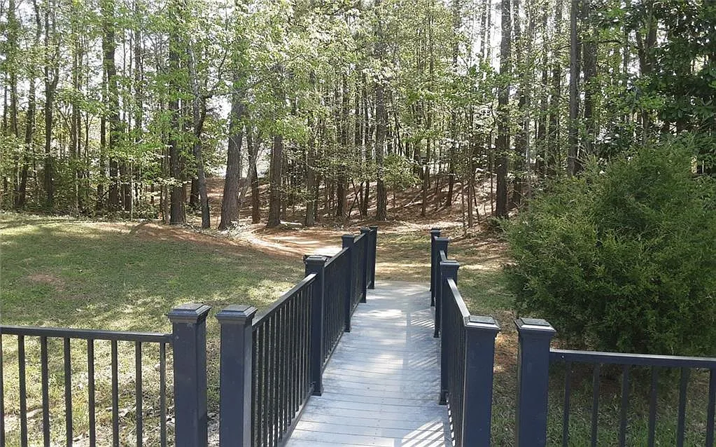 4 bed, 2.5 bath, 4655 sqft, $2,500 — Photo 3