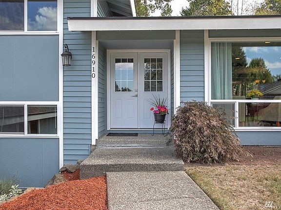 Downstairs you'll find an additional bedroom, family room, another completely remodeled 3/4 bath and the utility room. Fairwood Greens is a small town community with big amenities. This thriving neighborhood hosts community events, 24/7 security patrol, parks, well-maintained homes, quiet streets and award-winning Kent Schools. Memberships are available at the Fairwood Golf & Country Club with gorgeous 18-hole golf course, pool, exercise facility & restaurant. Easy access to freeways, airport, hospital, major retail, dining & business hubs. 