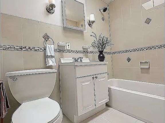 3rd image of 10469 88th Ave APT 2F