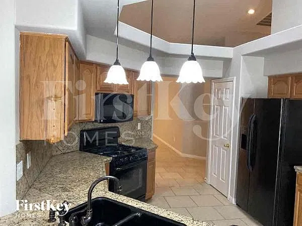 3 bed, 2.0 bath, 2105 sqft, $2,655 — Photo 4