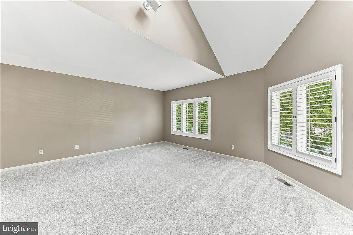 3 bed, 2.5 bath, 1799 sqft, $3,300 — Photo 4