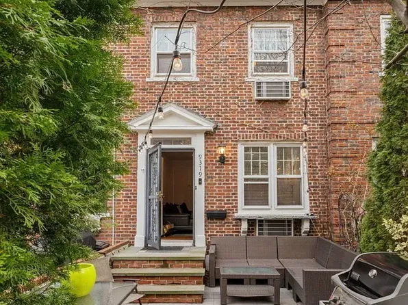 9319 Hamilton Walk image 1 of 16