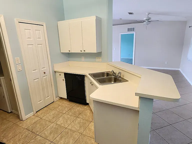 3 bed, 1598 sqft, $2,440 — Photo 4