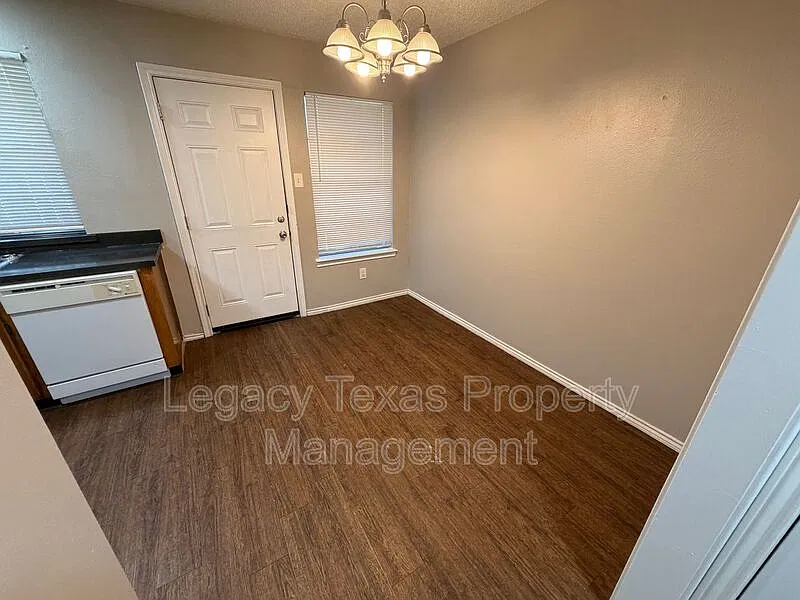 2 bed, 1.5 bath, 1000 sqft, $1,250 — Photo 3