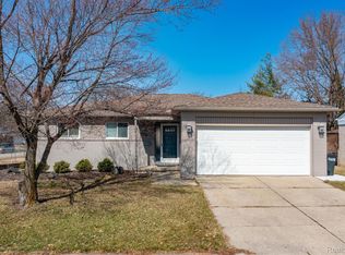 2249 Paris Dr, Troy, MI 48083