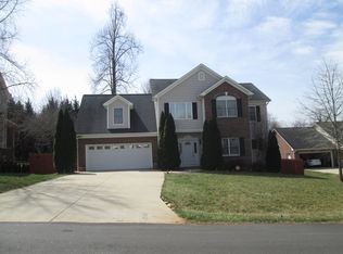 2623 Ironwood Dr, Hickory, NC 28602