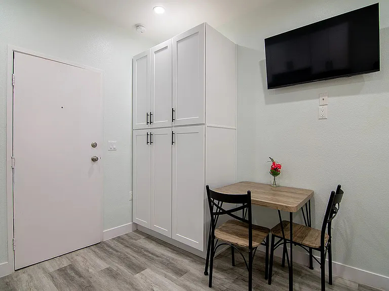Michigan Avenue Apartments — Photo 17