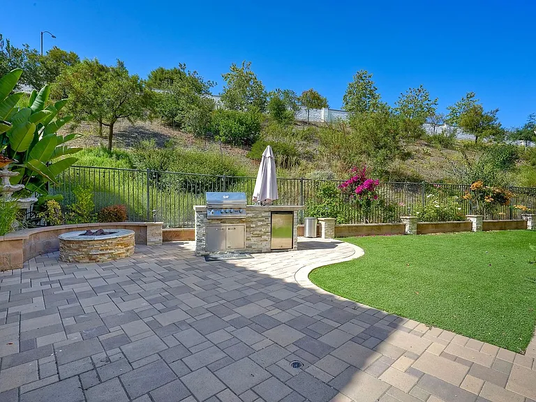 729 Merit Dr — Photo 26