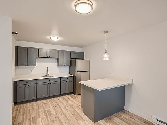 4th image of 109 25th Ave E #202