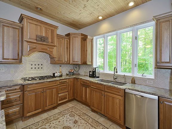 5th image of 21 Walnut Dr