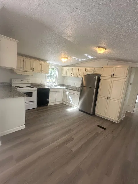 3 bed, 1600 sqft, $1,410 — Photo 4