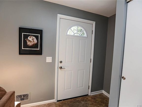 3rd image of 10 Cedarhurst Dr