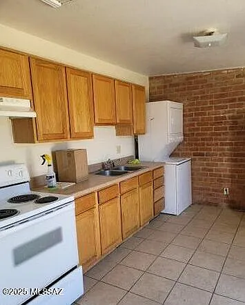 425 E Delano St — Photo 2