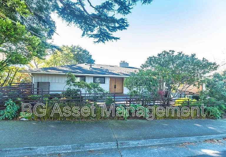 1411 Arlington Blvd — Photo 1