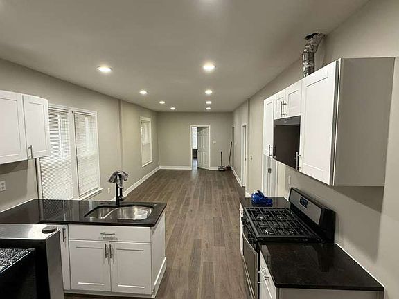 2nd image of 1434 Campbell St #34