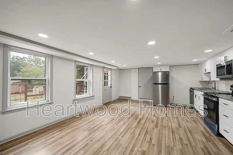 1 bed, 1.0 bath, 900 sqft, $1,050 — Photo 3