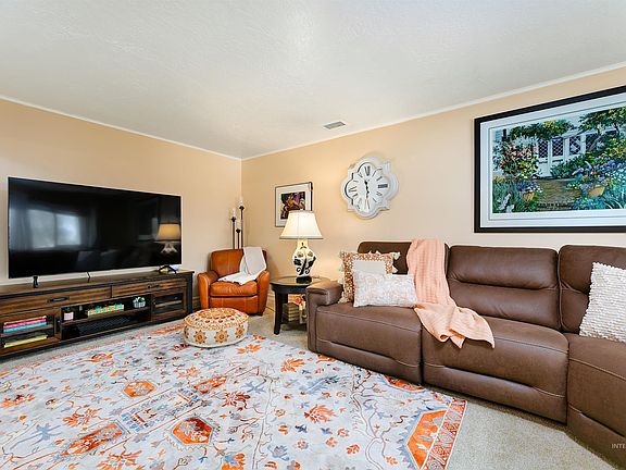 5th image of 1095 N Camelot Dr