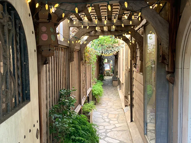 Scenic pathways with so much charm!