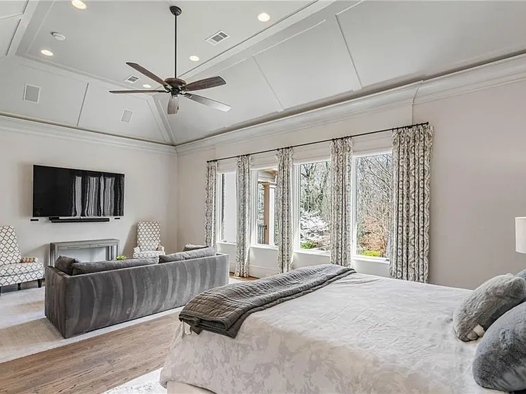 5265 Peachtree Dunwoody Rd — Photo 13