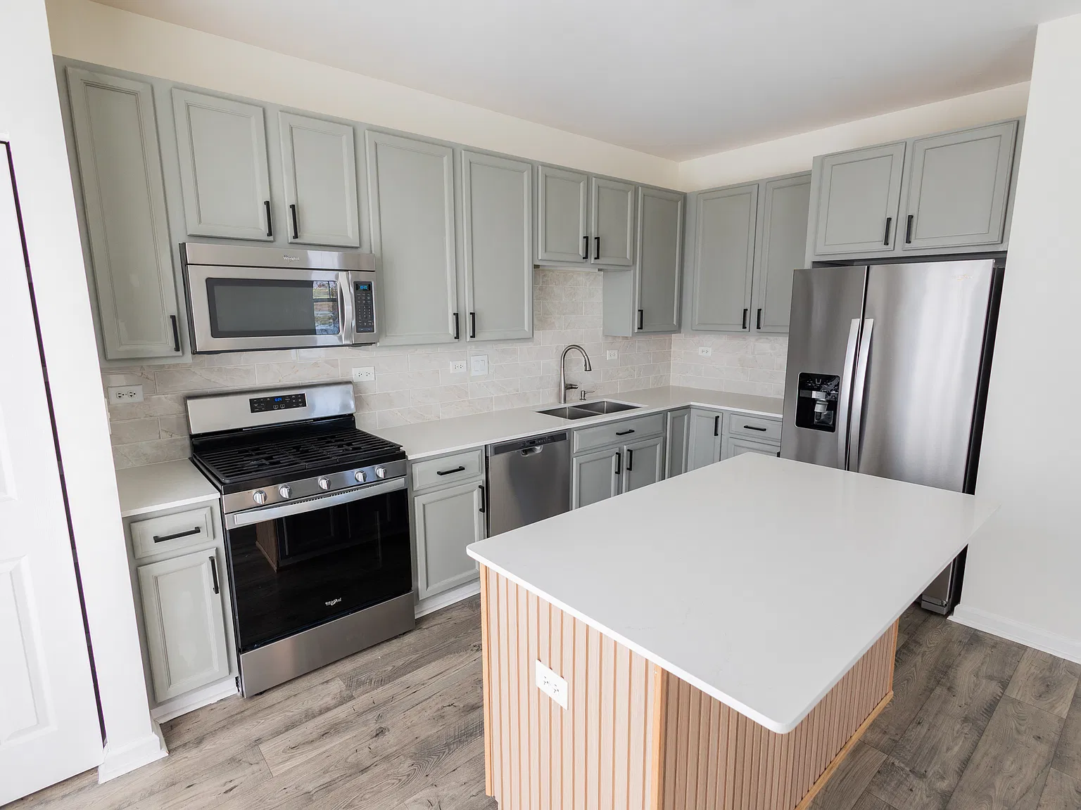 3 bed, 2.5 bath, 2200 sqft, $2,600 — Photo 3