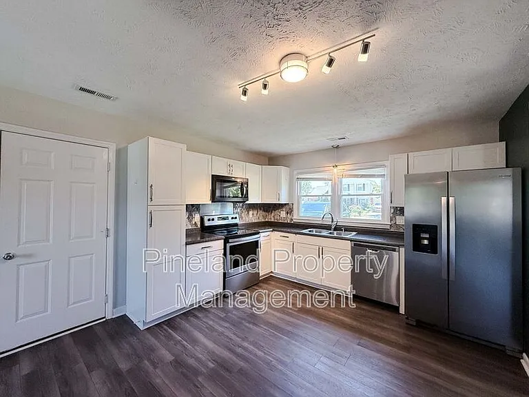 1690 Clairborne Dr — Photo 9